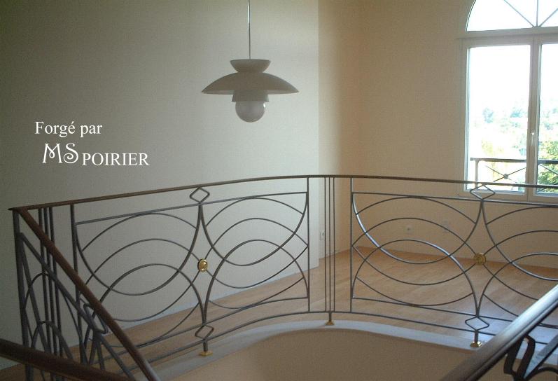 Rampe fer forgé de style Art déco dans intérieur moderne